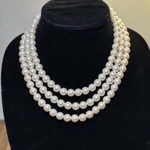 Vintage Triple Strand FauxPearl Necklace with Gold Tone Clasp – Classic Elegance